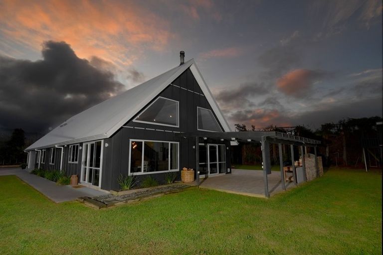 Photo of property in 4 Mangauika Road, Pirongia, Te Awamutu, 3876