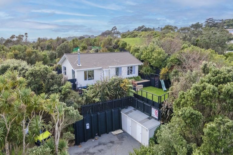 Photo of property in 13 Wakely Road, Newlands, Wellington, 6037