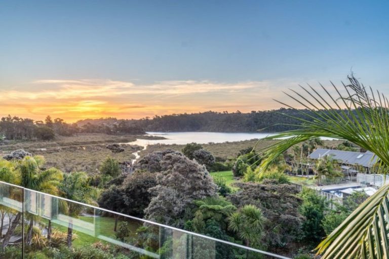 Photo of property in 21 Schopolo Place, Schnapper Rock, Auckland, 0632