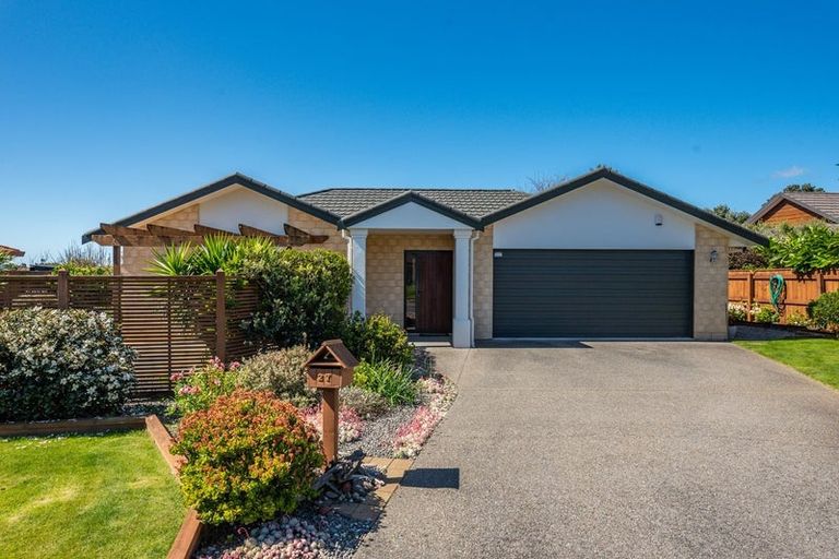 Photo of property in 27 Quadrant Heights, Paraparaumu, 5032