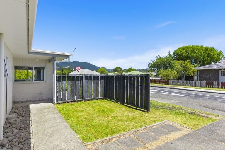 Photo of property in 2 Cypress Grove, Paraparaumu, 5032