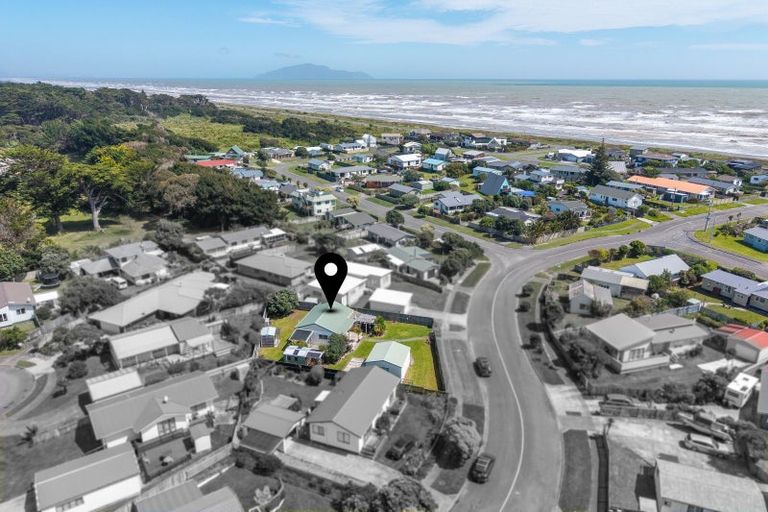 Photo of property in 19 Karaka Street, Otaki Beach, Otaki, 5512
