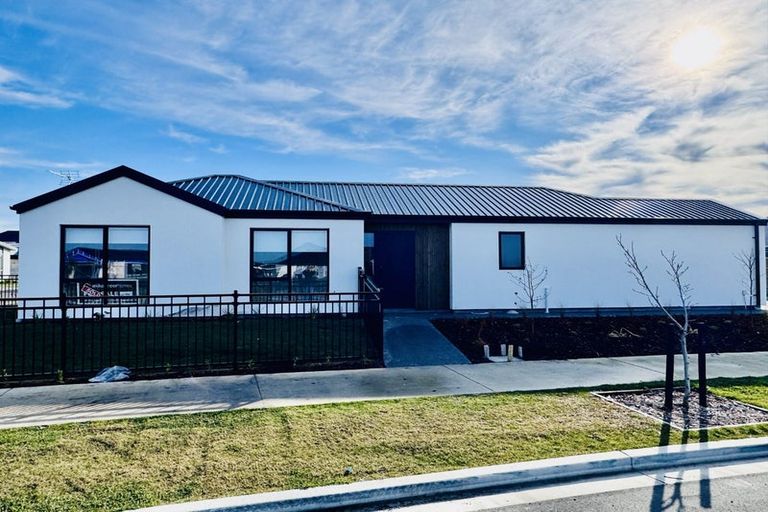 Photo of property in 24 Ruataniwha Avenue, Rangiora, 7400