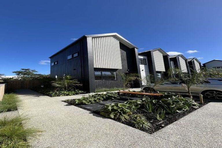 Photo of property in 27f Dawnhaven Drive, Te Atatu Peninsula, Auckland, 0610