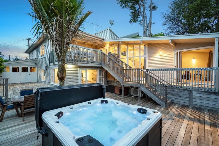 Photo of property in 32 Le Roy Terrace, Birkenhead, Auckland, 0626