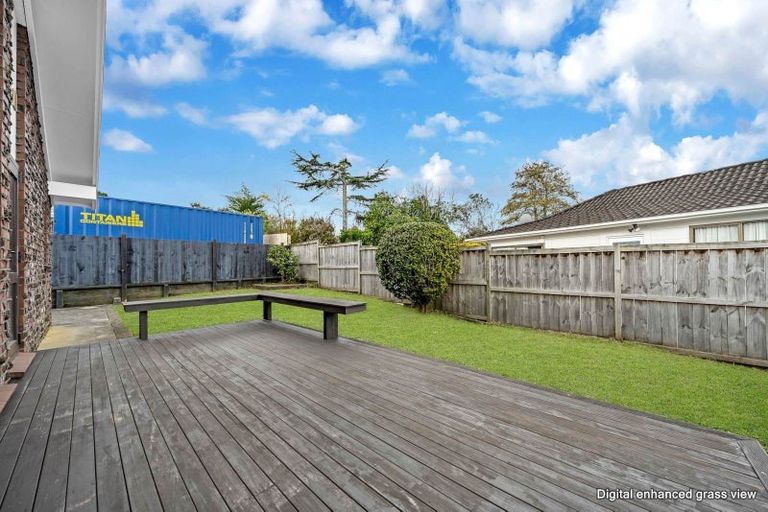 Photo of property in 2/7 Benygloe Place, Highland Park, Auckland, 2010