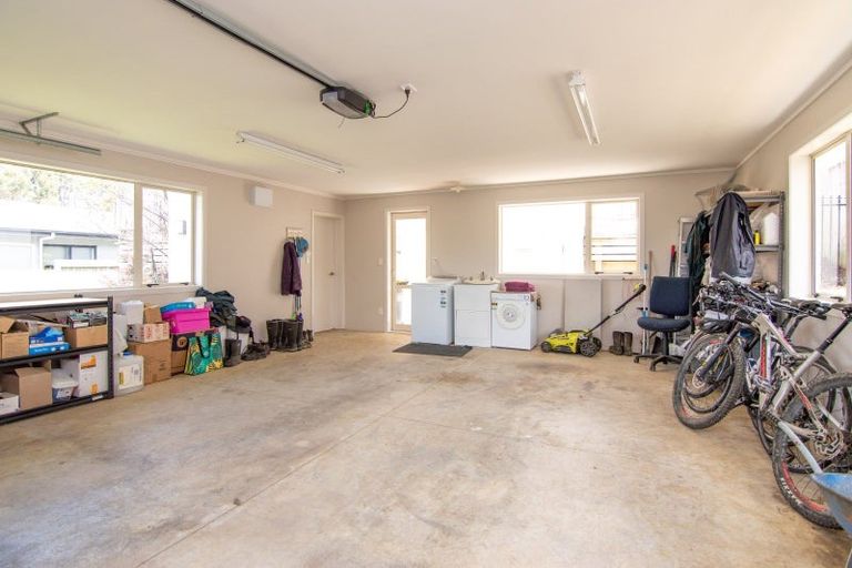 Photo of property in 9 Ruapehu Drive, Fitzherbert, Palmerston North, 4410