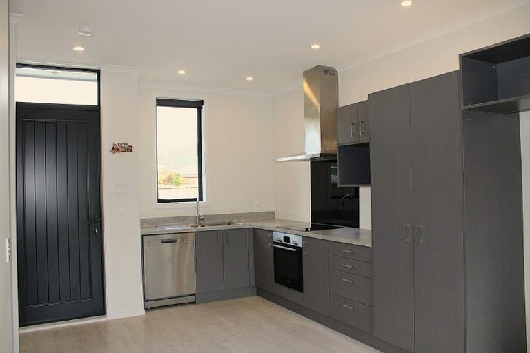 Photo of property in 16 Kauamo Close, Waiwhetu, Lower Hutt, 5010