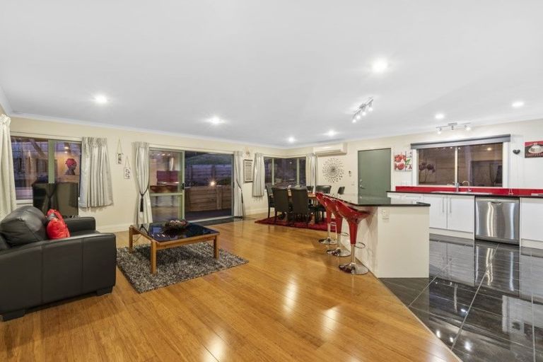 Photo of property in 322b Glenfield Road, Glenfield, Auckland, 0629