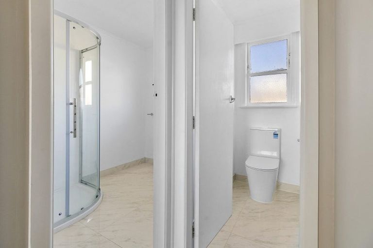 Photo of property in 3a Kinapori Terrace, Newlands, Wellington, 6037