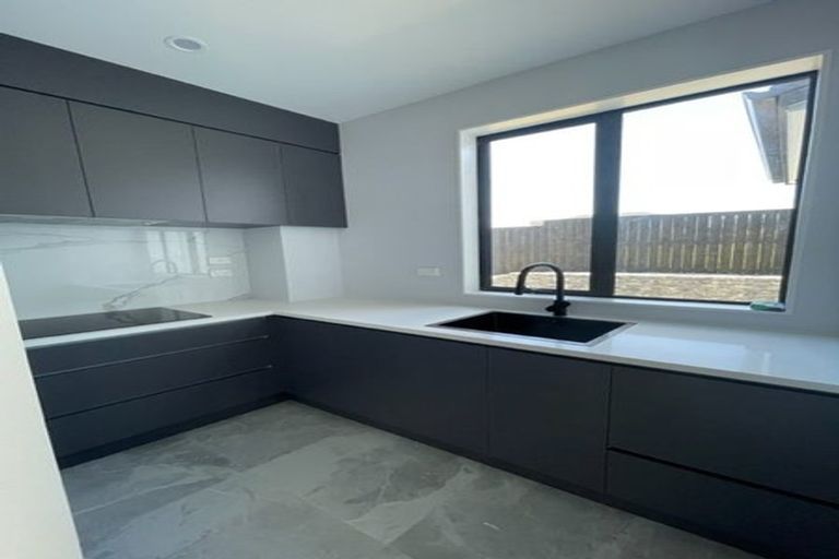 Photo of property in 4 Pineview Drive, Rosehill, Papakura, 2113