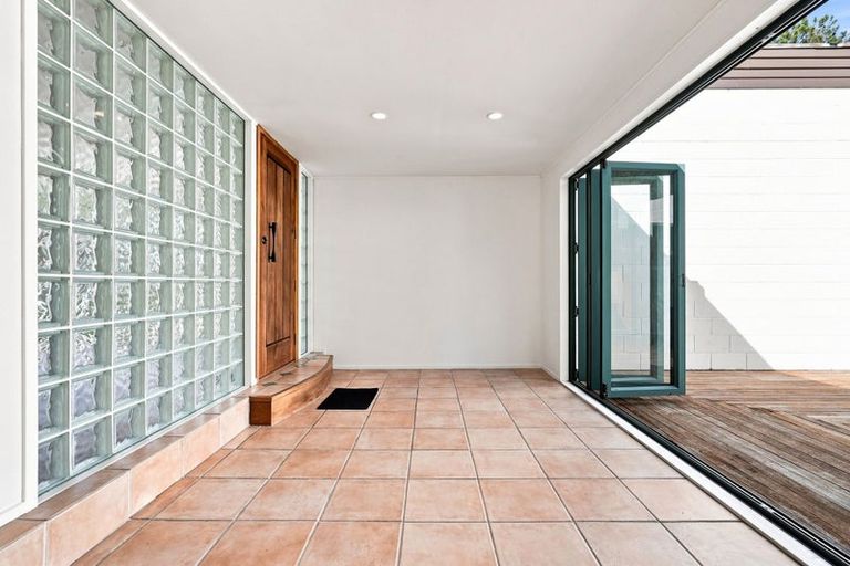Photo of property in 1/11 Saddleback Rise, Murrays Bay, Auckland, 0630