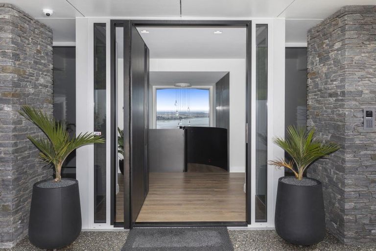 Photo of property in 15 Omeo Crescent, Redcliffs, Christchurch, 8081