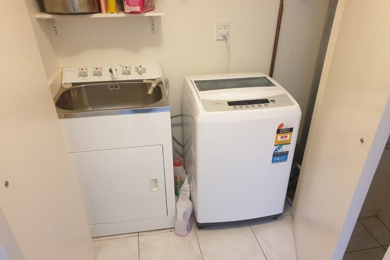 Photo of property in The Haven, 5/120 Beach Haven Road, Beach Haven, Auckland, 0626