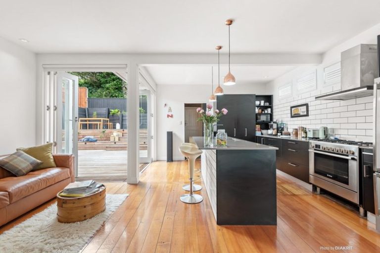 Photo of property in 27 The Parade, Island Bay, Wellington, 6023