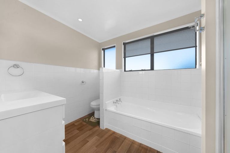 Photo of property in 1/5 Eulogy Place, Randwick Park, Auckland, 2105