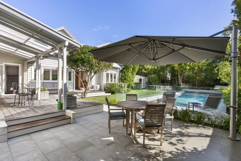 Photo of property in 42 Norwood Road, Bayswater, Auckland, 0622