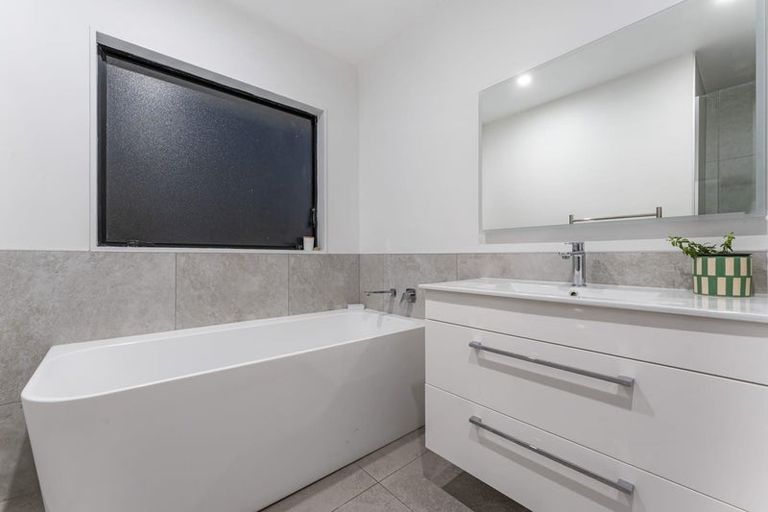 Photo of property in 2/18 Atlantis Place, Totara Vale, Auckland, 0629