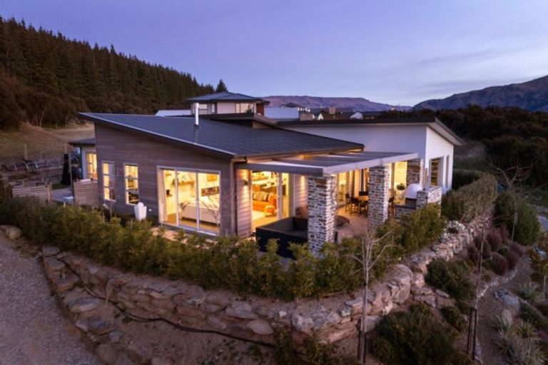 Photo of property in 16 Edgewood Place, Wanaka, 9305