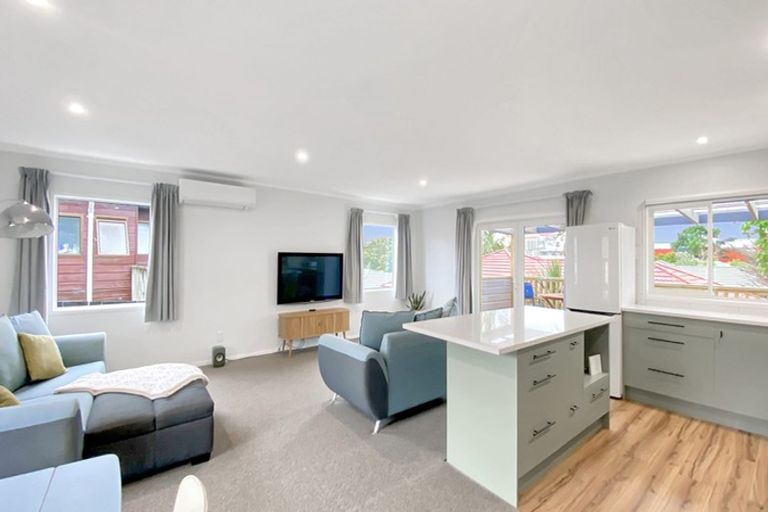 Photo of property in 2/62 Clayburn Road, Glen Eden, Auckland, 0602