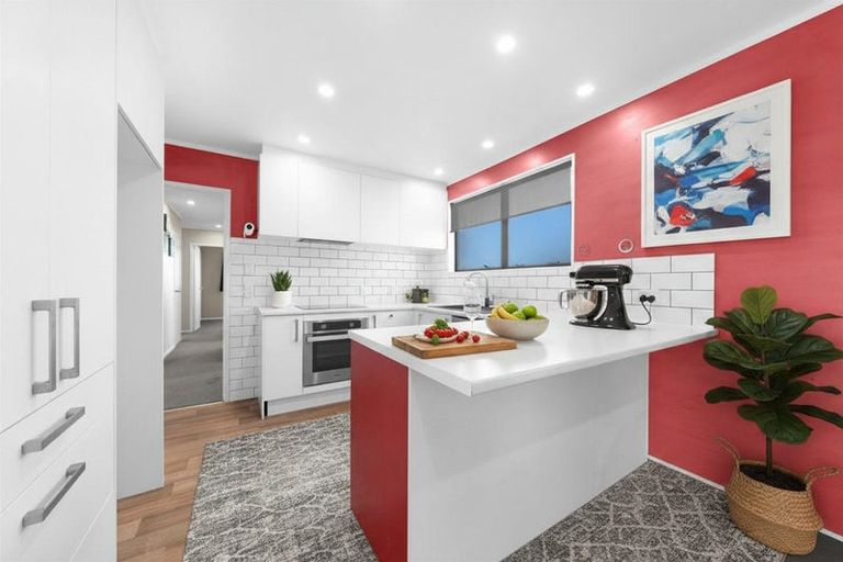 Photo of property in 1/5 Eulogy Place, Randwick Park, Auckland, 2105
