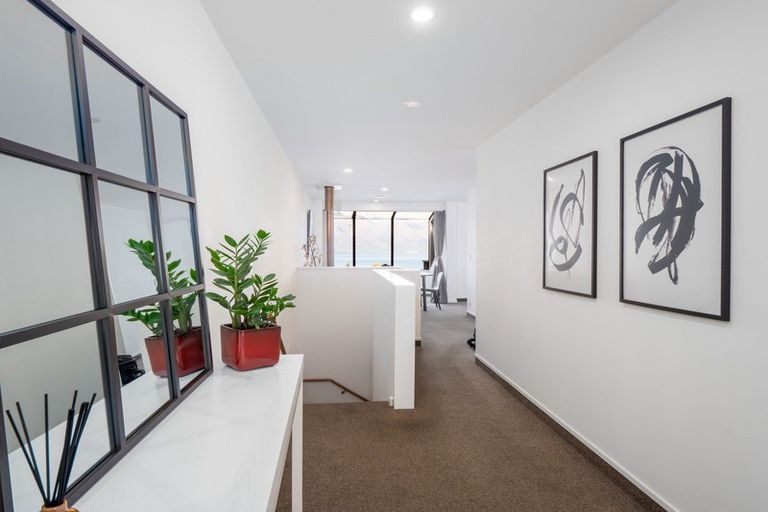 Photo of property in 17a Wynyard Crescent, Fernhill, Queenstown, 9300