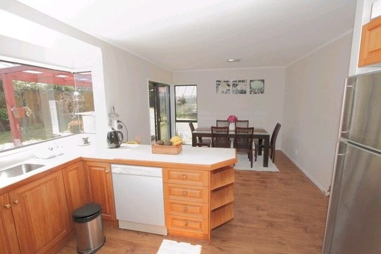 Photo of property in 18 Pinewood Grove, Botany Downs, Auckland, 2010