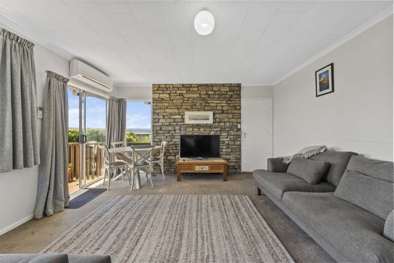 Photo of property in 11 Besley Place, Acacia Bay, Taupo, 3330
