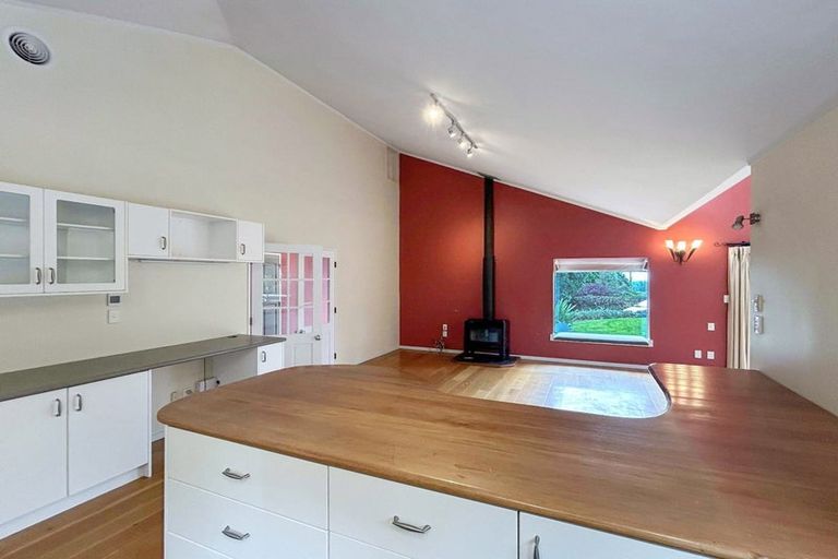 Photo of property in 1a Tui Crescent, Waikanae, 5036