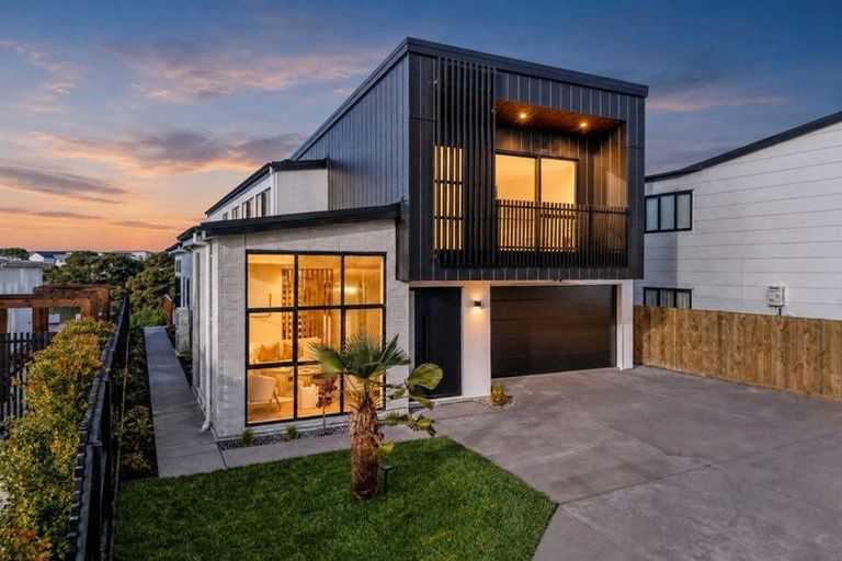 Photo of property in 18 Pukeko Road, Hobsonville, 0616