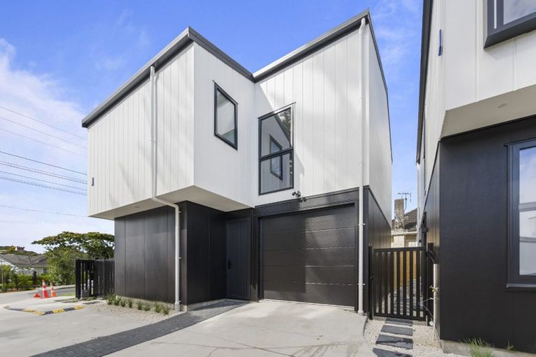 Photo of property in 4 Roberts Road, Matakatia, Whangaparaoa, 0930