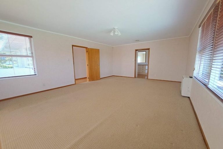 Photo of property in 5 South Pacific Place, Henderson, Auckland, 0612
