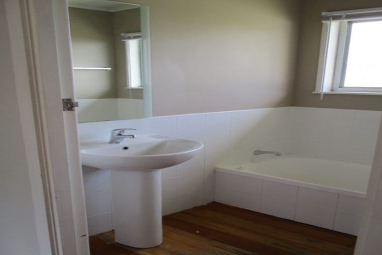 Photo of property in 3 Chrome Place, Henderson, Auckland, 0612