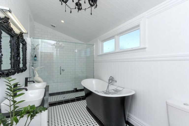 Photo of property in 12 Weymouth Street, New Plymouth, 4310