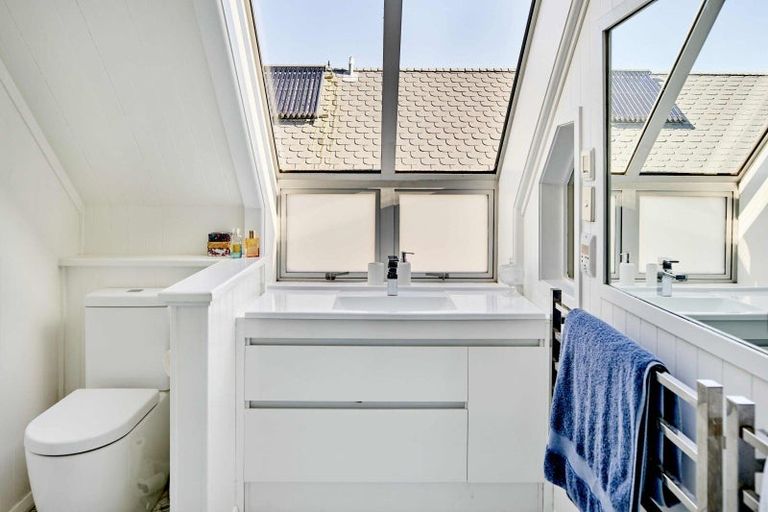 Photo of property in 147 Marine Parade, Eastbourne, Lower Hutt, 5013