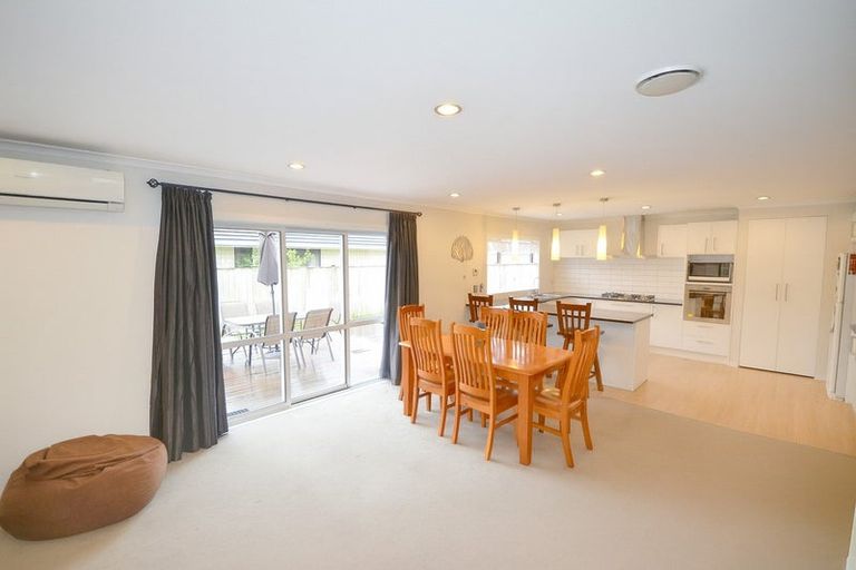 Photo of property in 28 Cooladerry Place, Rosehill, Papakura, 2113