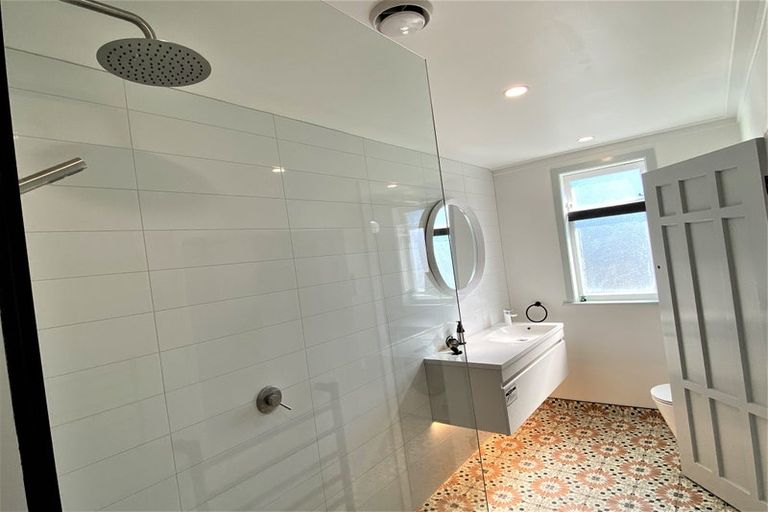 Photo of property in 2 Blacks Road, Greenhithe, Auckland, 0632