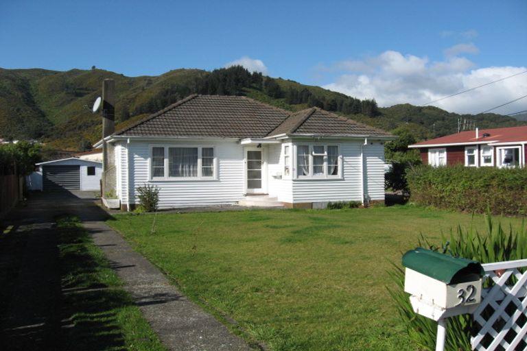 Photo of property in 32 Wellington Road, Wainuiomata, Lower Hutt, 5014