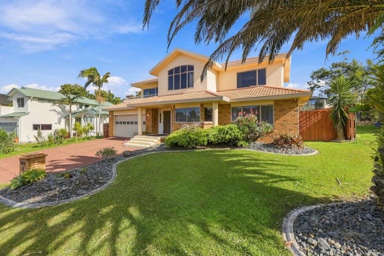 Photo of property in 6 San Ambrosio Rise, Henderson, Auckland, 0612