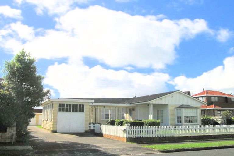 Photo of property in 10 Oakland Avenue, Papatoetoe, Auckland, 2025