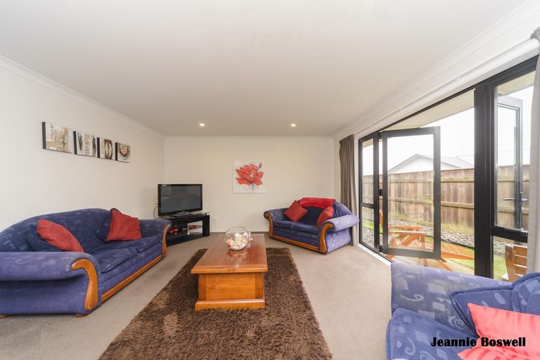Photo of property in 35 Chestnut Close, Kelvin Grove, Palmerston North, 4414