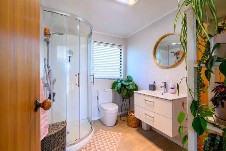 Photo of property in 3 Lindaver Grove, Merrilands, New Plymouth, 4312