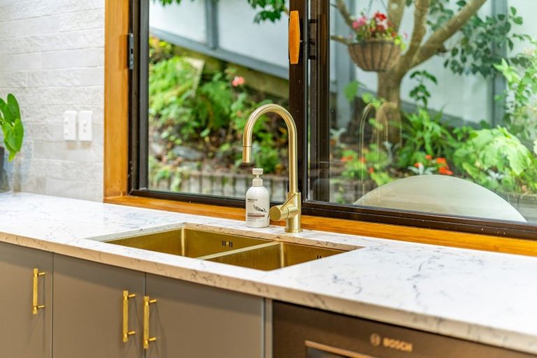 Photo of property in 33 Oak Avenue, Paremata, Porirua, 5024