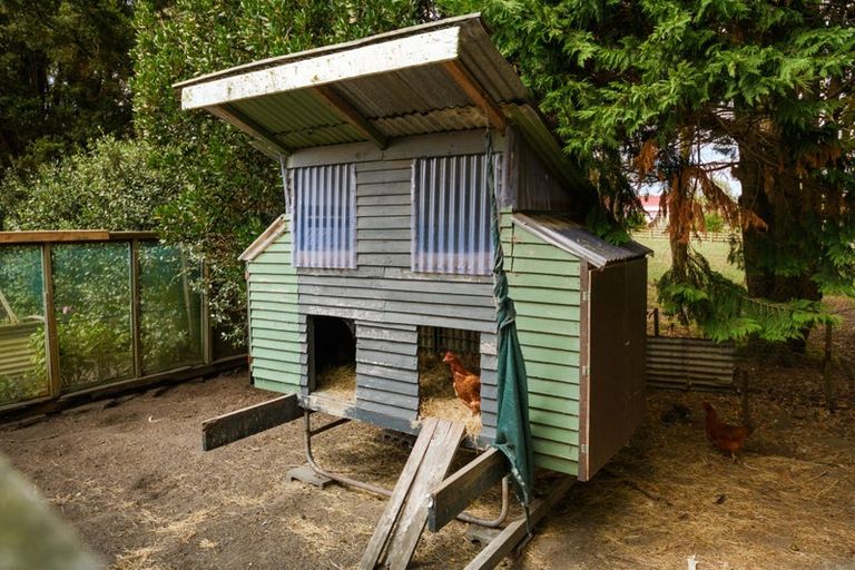 Photo of property in 1112 Rangiotu Road, Rangiotu, Palmerston North, 4477