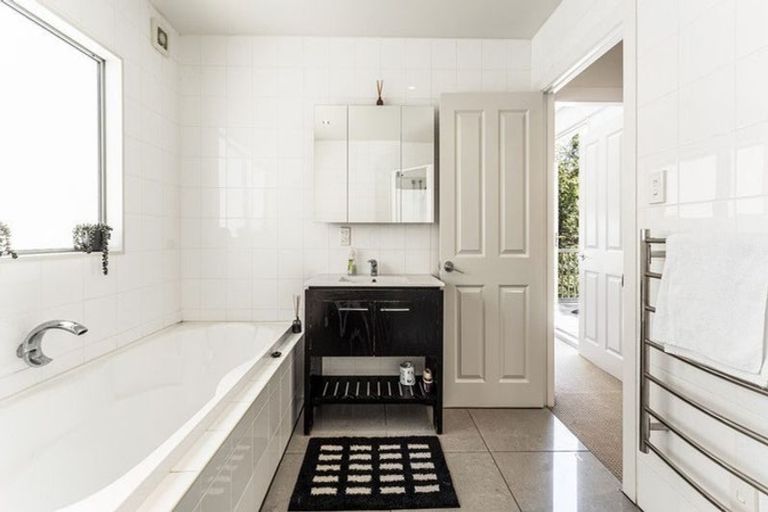 Photo of property in 2/17 Blackbridge Road, Wadestown, Wellington, 6012