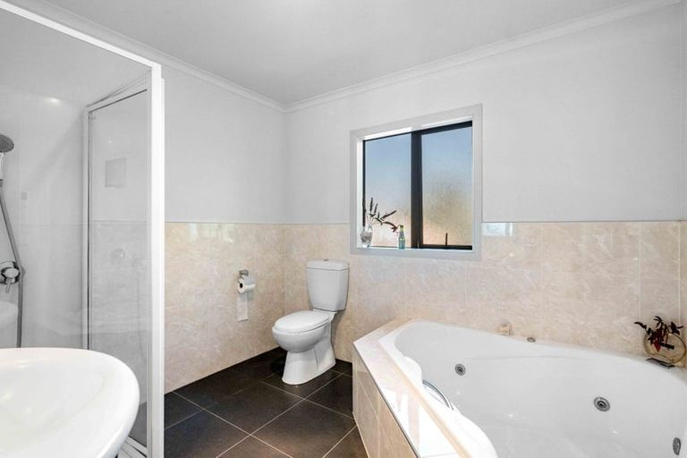 Photo of property in 22a Marvon Downs Avenue, Pakuranga Heights, Auckland, 2010