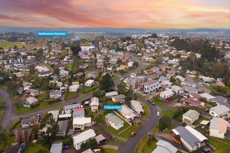 Photo of property in 5 Flaunty Place, West Harbour, Auckland, 0618