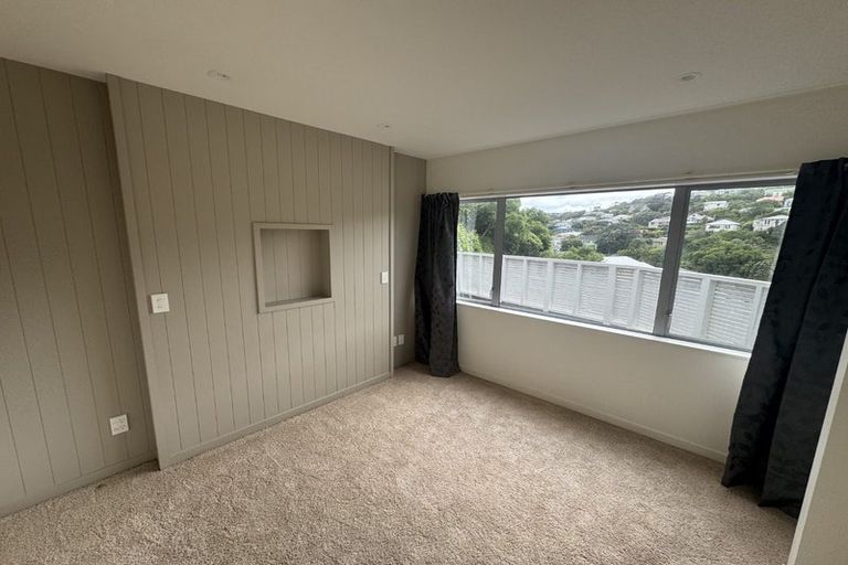 Photo of property in 22 Tiketike Way, Brooklyn, Wellington, 6021