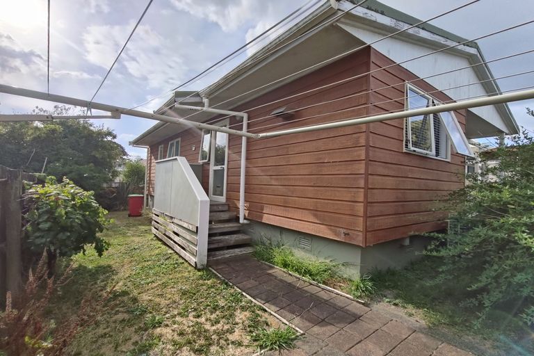 Photo of property in 2/28 Caribbean Drive, Unsworth Heights, Auckland, 0632