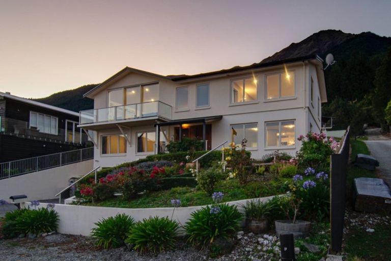 Photo of property in 28 Wynyard Crescent, Fernhill, Queenstown, 9300